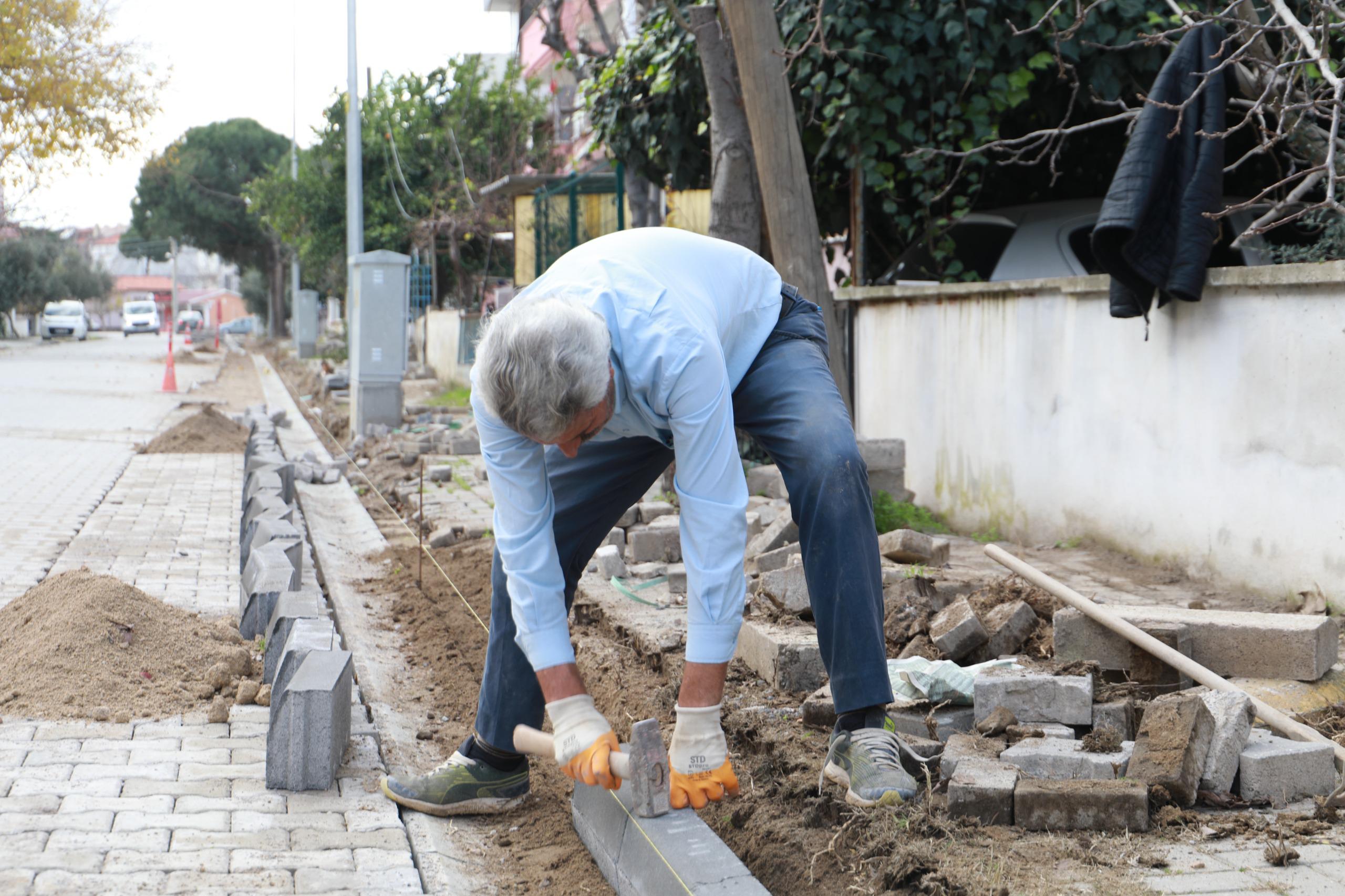 BURHANİYE’DE YOLLAR YENİLENİYOR