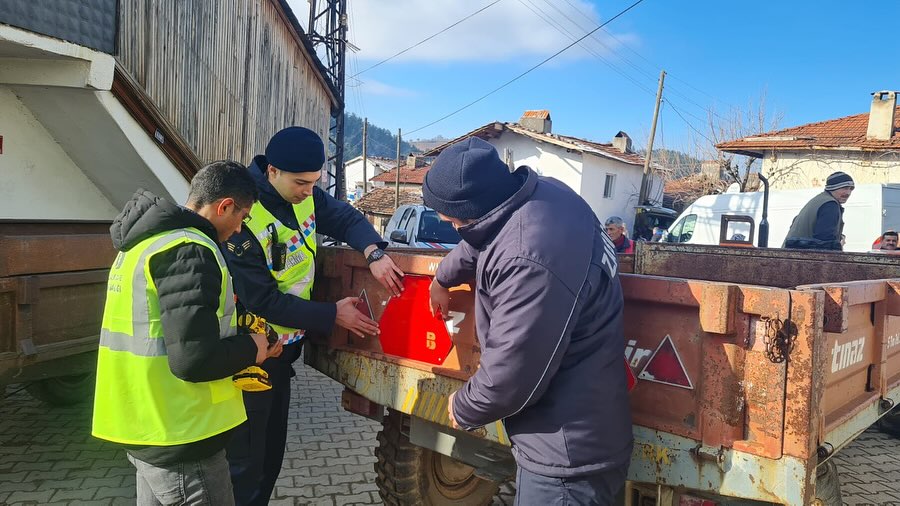 BELEDİYE’DEN TRAKTÖR SAHİPLERİNE REFLEKTÖR