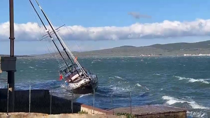 AYVALIK’TA FIRTINA HAYATI FELÇ ETTİ  