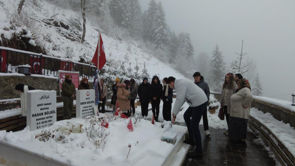 KEPSUTLU ÖĞRENCİLER ŞEHİT EREN BÜLBÜL’Ü MEZARI BAŞINDA ANDI