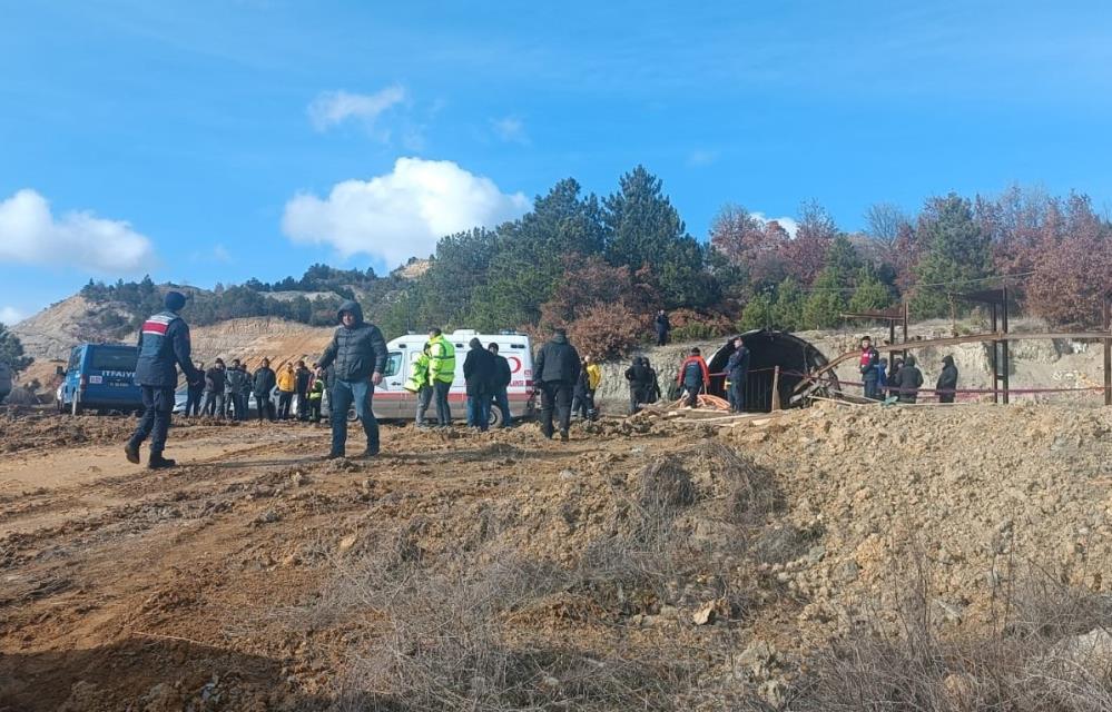 MADEN OCAĞINDA GÖÇÜK, 1 İŞÇİ TOPRAK ALTINDA KALDI   