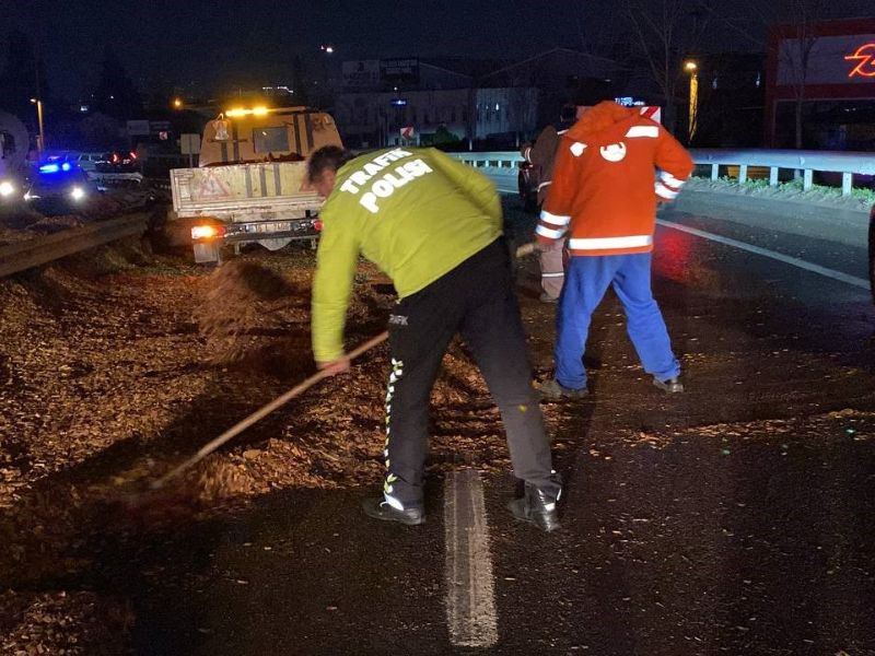 TRAFİK POLİSLERİ YOLU AÇMAK İÇİN GAYRET GÖSTERDİ