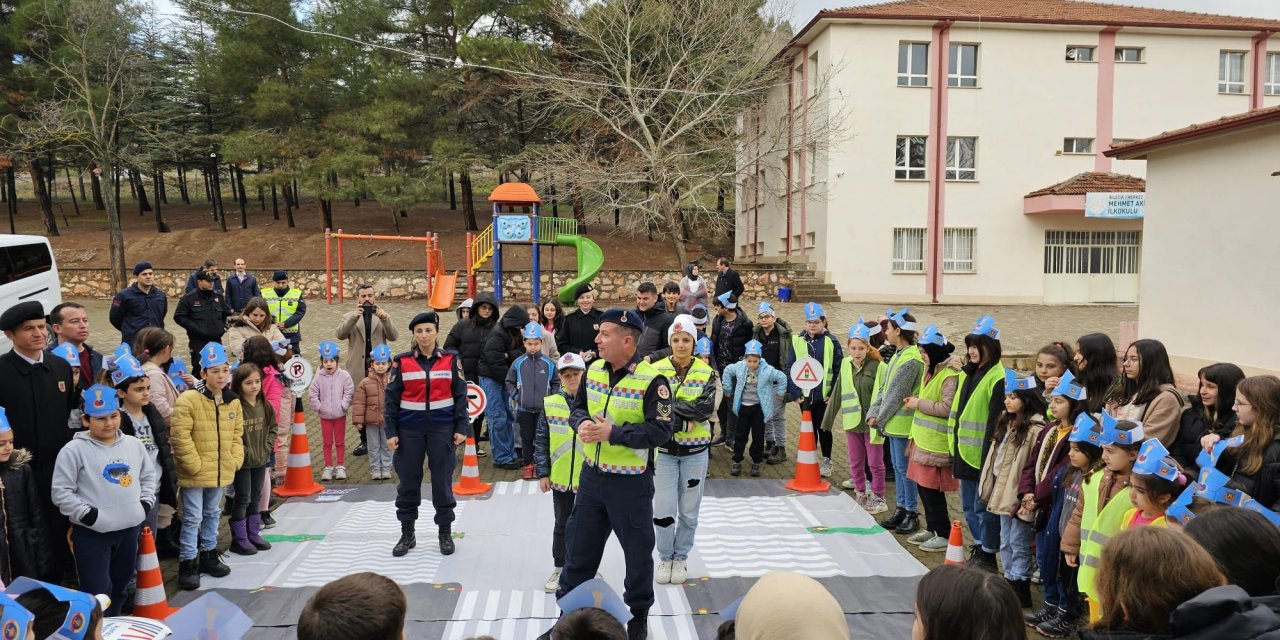 JANDARMA TRAFİK TİMLERİ ÖĞRENCİLERLE BULUŞTU