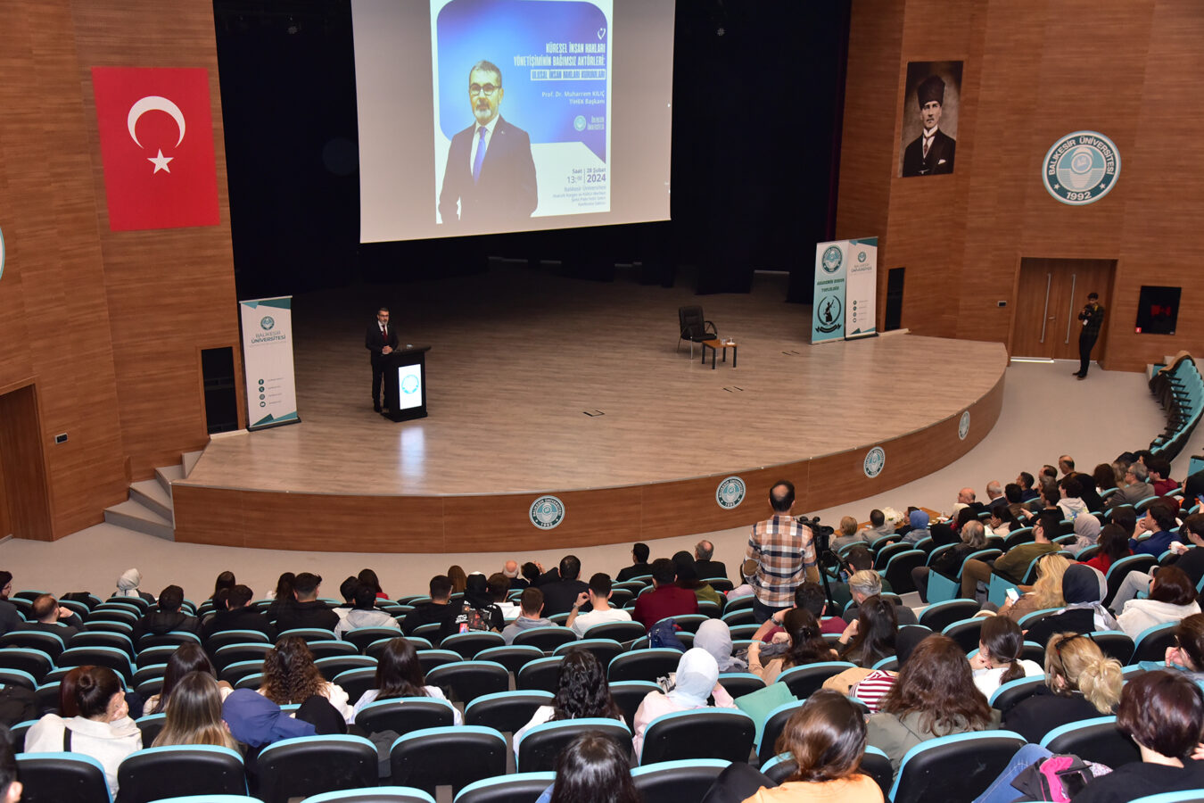 ÜNİVERSİTEDE İNSAN HAKLARI KONFERANSI