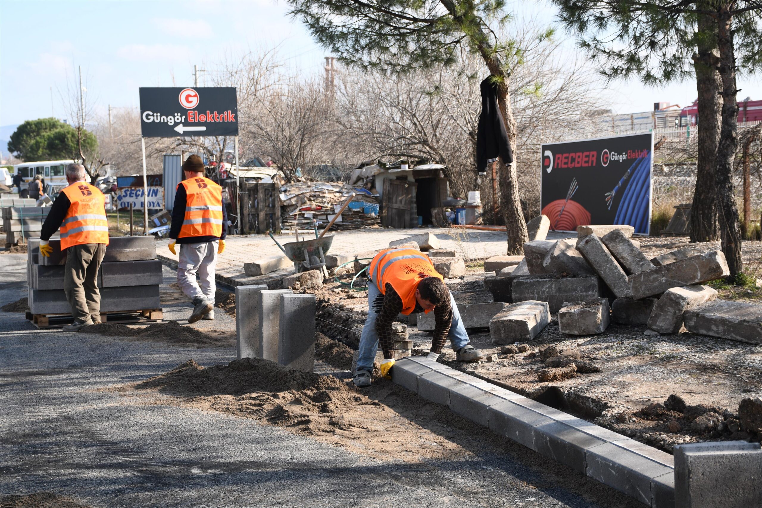 Buyuksehir Kucuk Sanayi Sitesinin yollarini yeniliyor 11 scaled - Marmara Bölge: Balıkesir Son Dakika Haberleri ile Hava Durumu