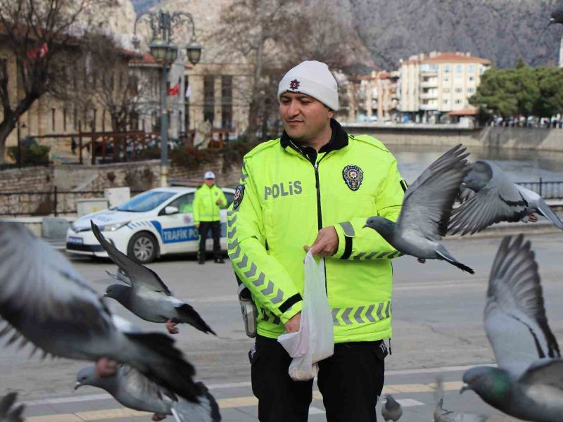 YÜREKLERİ ISITAN GÖRÜNTÜ: POLİS GÜVERCİNLERİ BESLEDİ