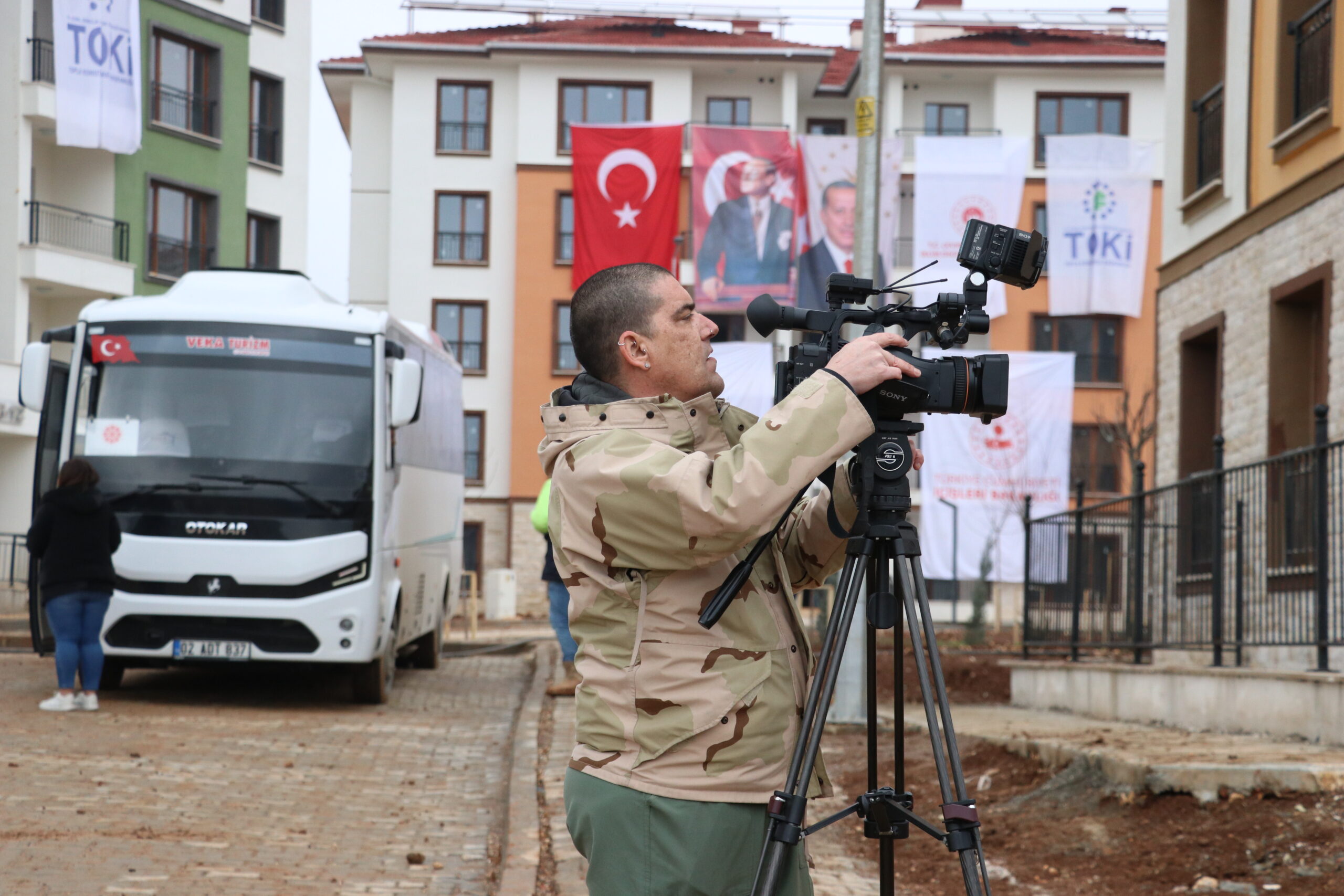 MEDYA MENSUPLARI ADIYAMAN’DAKİ DEPREM KONUTLARINI GEZDİ