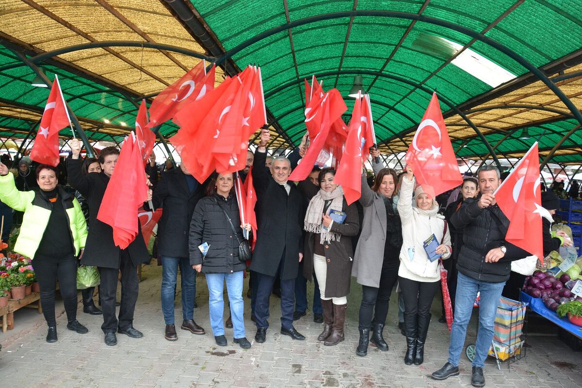 HAKAN AFŞİN ARICAN, SEMT PAZARINDA BAYRAK DAĞITTI