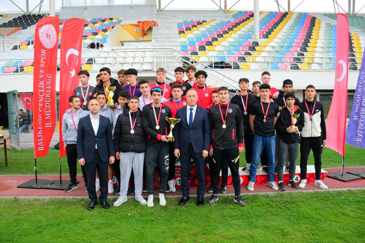 BAŞARILI SPORCULARA ÖDÜL VERİLDİ