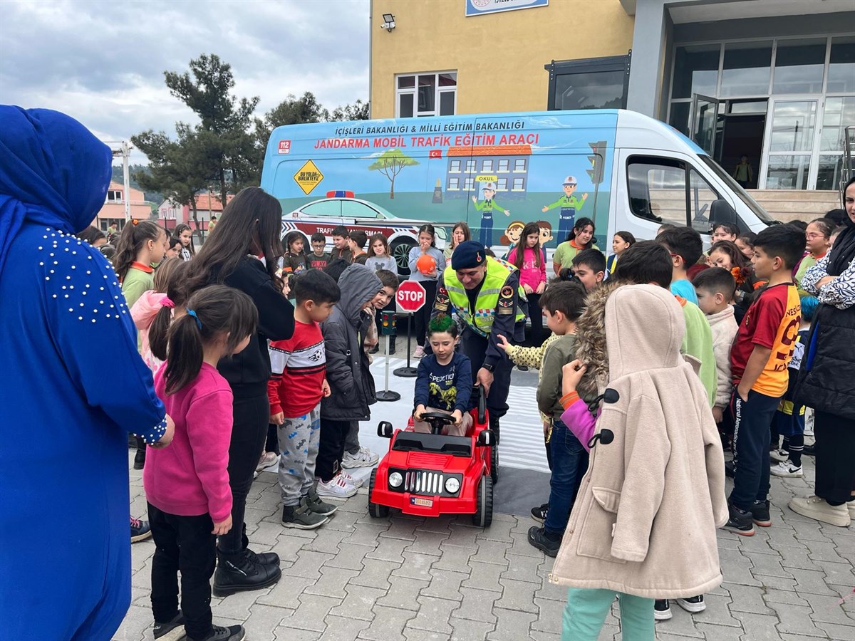 BALIKESİR İL JANDARMA KOMUTANLIĞI ÖĞRENCİLERE TRAFİK GÜVENLİĞİ EĞİTİMİ VERDİ