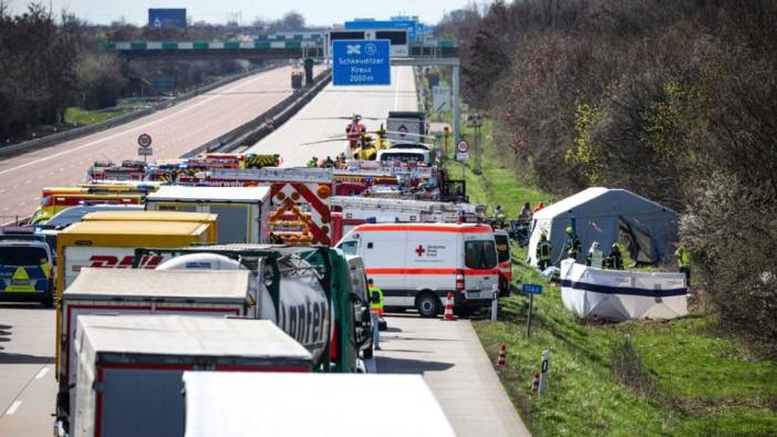 ALMANYA’DA YOLCU OTOBÜSÜ DEVRİLDİ:5 ÖLÜ