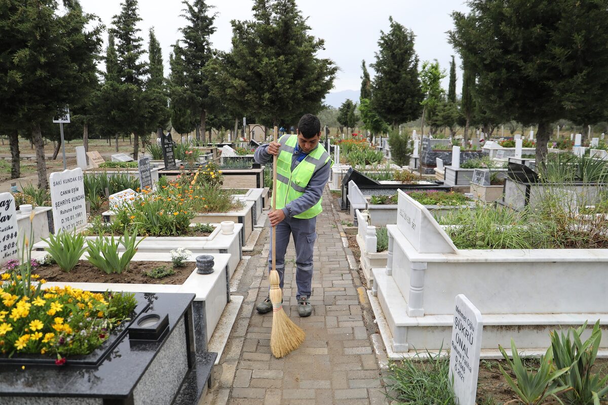 MEZARLIKLAR BAYRAM İÇİN TEMİZLENDİ