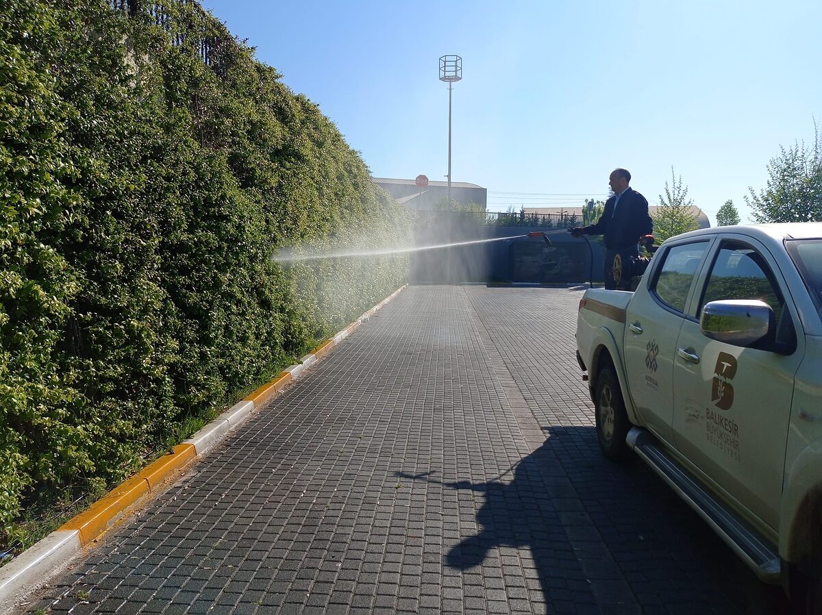 ALTIEYLÜL’DE HAŞERE İLE MÜCADELE SÜRÜYOR