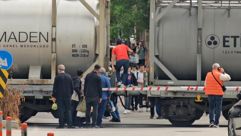 BANDIRMA’DA YÜK TRENİ TRAFİK ULAŞIMINI ENGELLEDİ