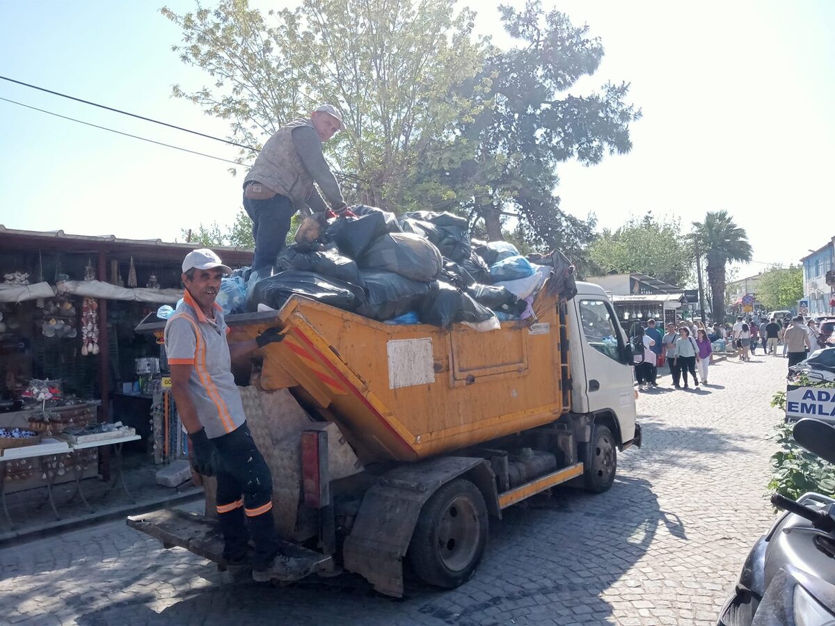 AYVALIK BELEDIYESI BAYRAM TATILINDE YAKLASIK 15 BIN TON COP TOPLADI 1 - Marmara Bölge: Balıkesir Son Dakika Haberleri ile Hava Durumu