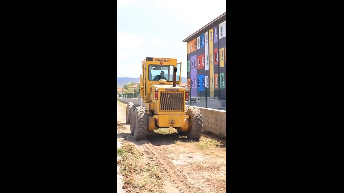 SINDIRGI’DA YOL ÇALIŞMALARI SÜRÜYOR