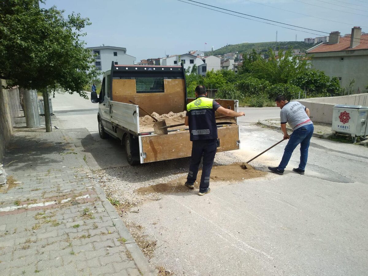 KARESİ’DE YOLLAR YENİLENİYOR