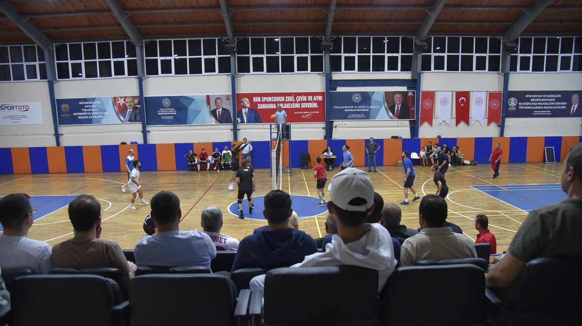 DURSUNBEY’DE VOLEYBOL HEYECANI: ŞAMPİYON LEGENDS OLDU