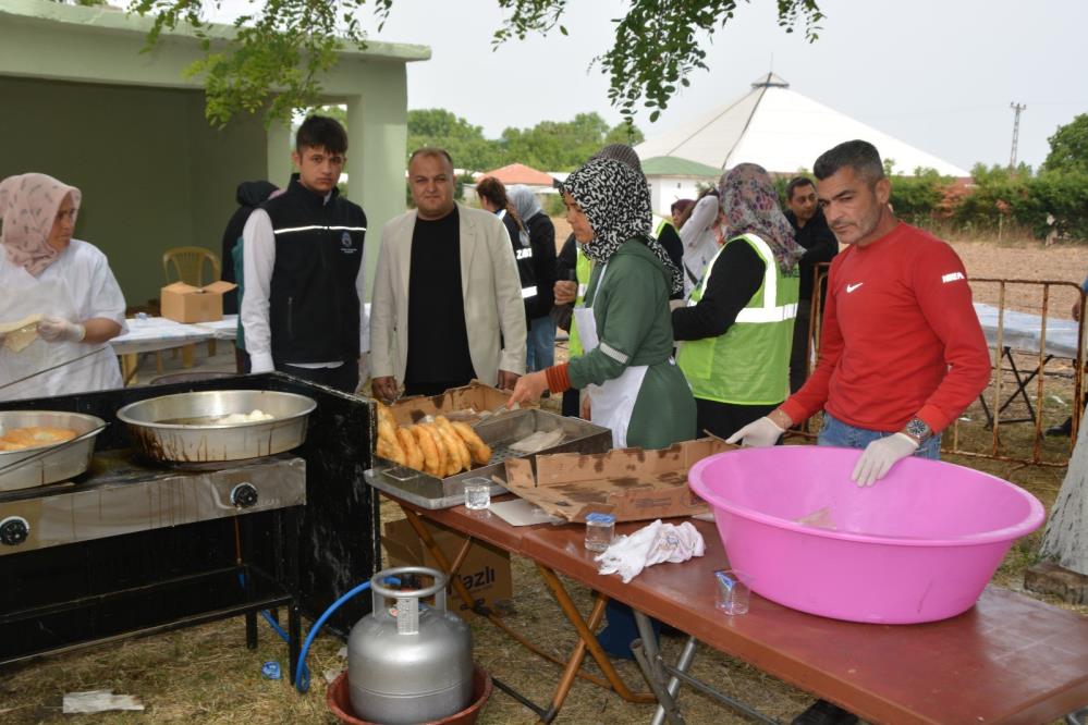 BİGADİÇ’DE GELENEKSEL ALTIKARAAĞAÇ DEDESİ HAYRI YAPILDI