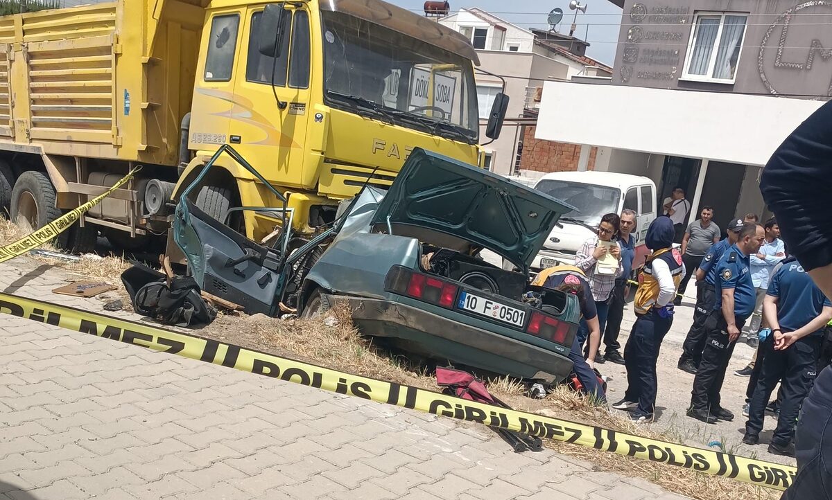 Edremit-İzmir karayolunda bir otomobilin