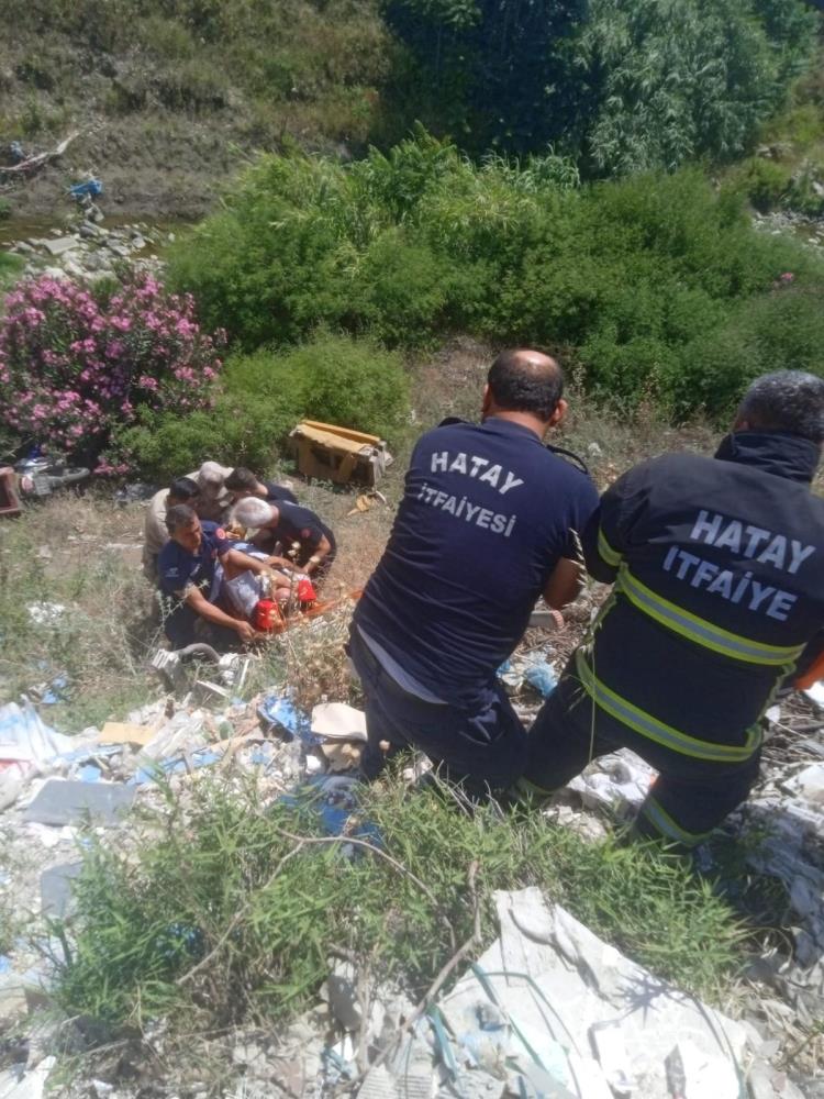 HATAY’DA MOTOSİKLET UÇURUMA YUVARLANDI: 1 YARALI