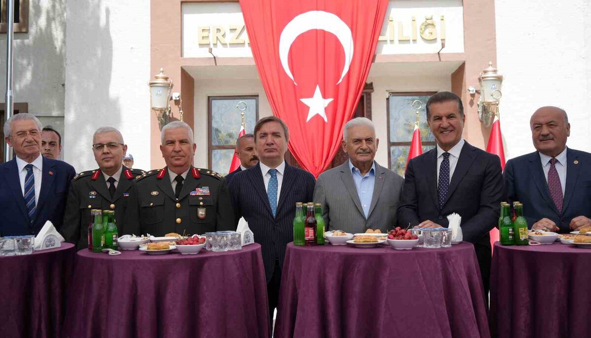Memleketi Erzincan’da düzenlenen bayramlaşma