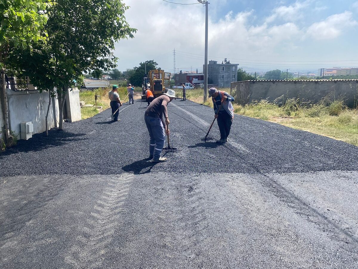 YENİ MAHALLE’DE ASFALT ÇALIŞMALARINI SÜRDÜRÜYOR