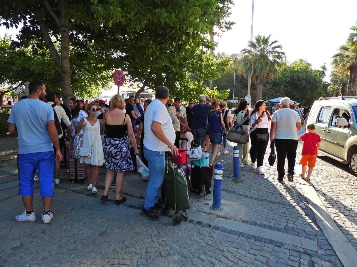 DÖNÜŞ YOLUNDA TRAFİK YOĞUNLUĞU