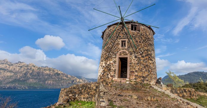 Cunda Adası’nın Görkemli Simgesi: Yel Değirmenleri