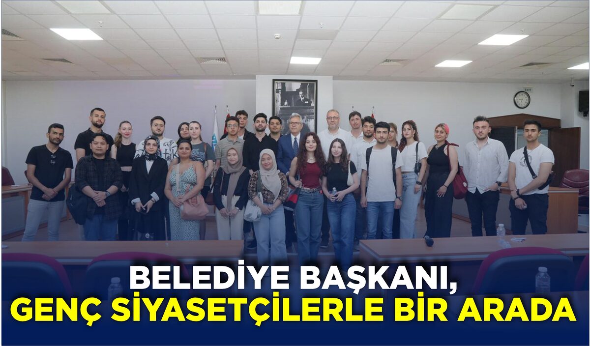 BELEDİYE BAŞKANI, GENÇ SİYASETÇİLERLE BİR ARADA