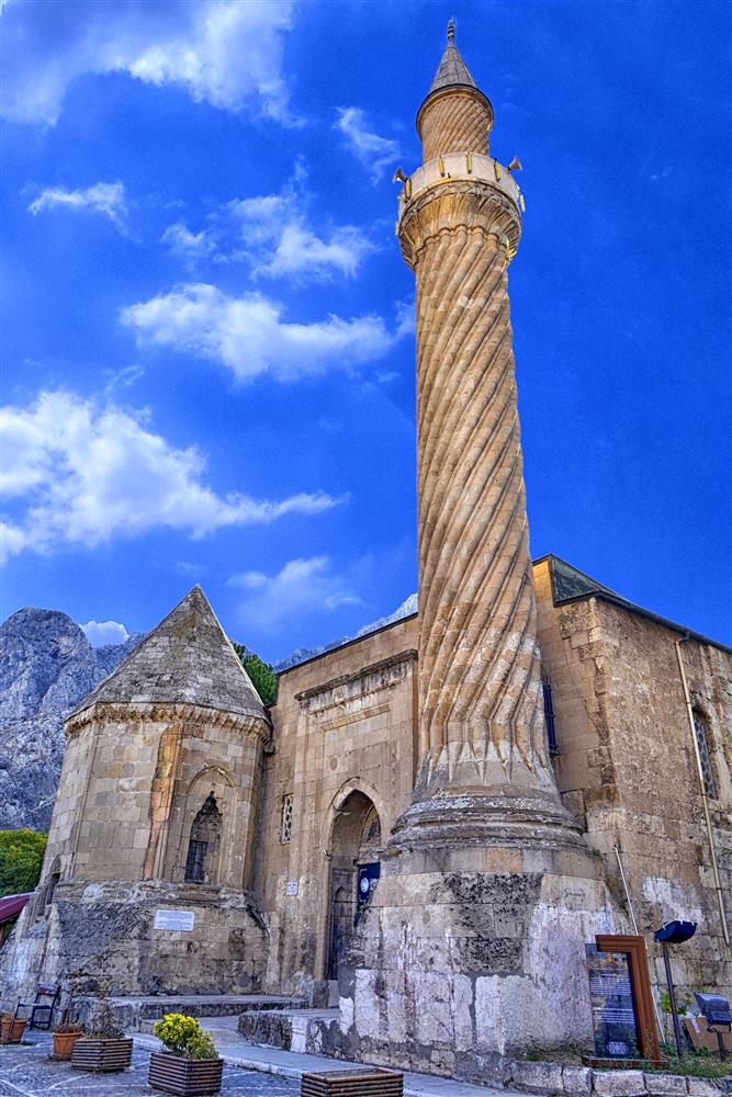 Burmalı Minare Camii: Tarihin ve Estetiğin Buluşma Noktası