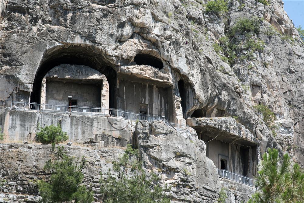 Amasya Kral Kaya Mezarları: Tarih ve Doğanın Buluştuğu Eşsiz Miras