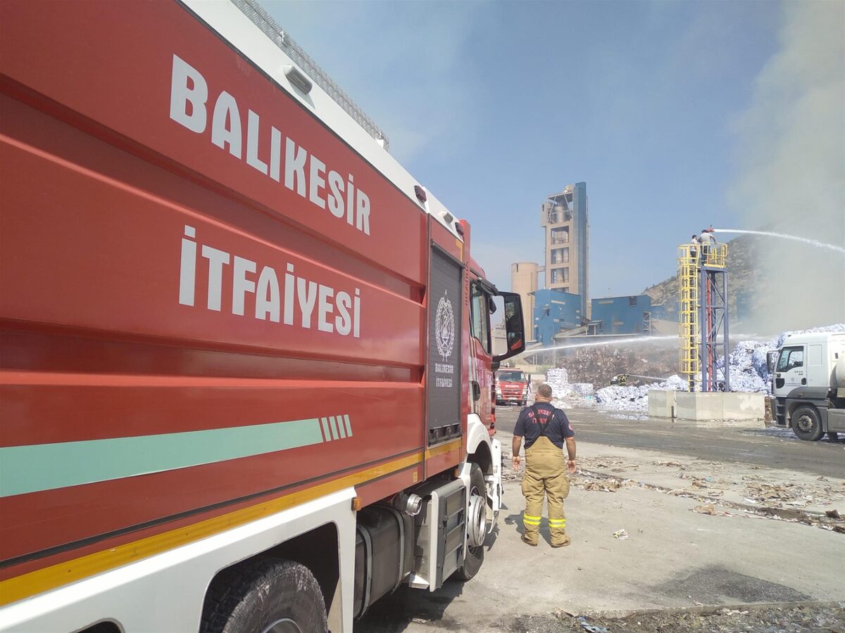 Balıkesir İtfaiyesi, Yangınlarla Mücadelede Özveriyle Çalışıyor