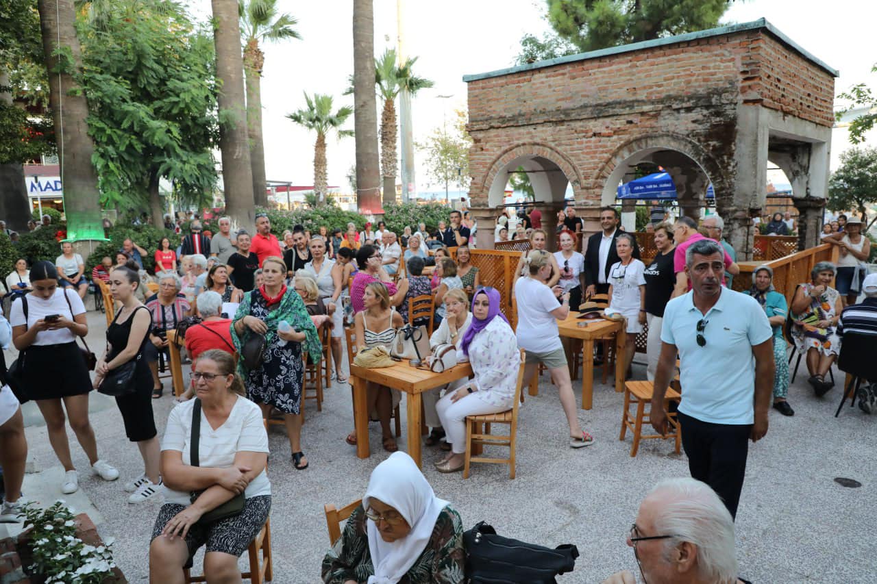 Yenilenen Çınaraltı Çay Bahçesi Hizmete Açıldı