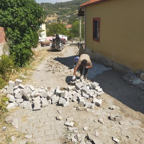 BEĞENDİKLER MAHALLESİ’NDE YOL DÜZENLEME ÇALIŞMALARI DEVAM EDİYOR