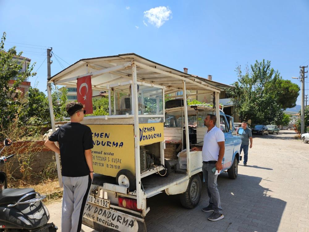 DEDEDEN TORUNA ÜÇ KUŞAK DONDURMACI