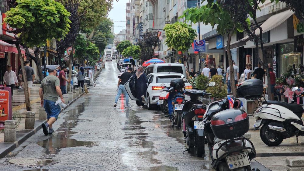 BANDIRMA’DA SAĞANAK YAĞIŞ SERİNLİK GETİRDİ