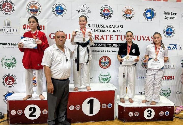 ESKİŞEHİRLİ MİNİK SPORCU ULUSLARARASI KARATE TURNUVASINDA BİRİNCİLİK ELDE ETTİ