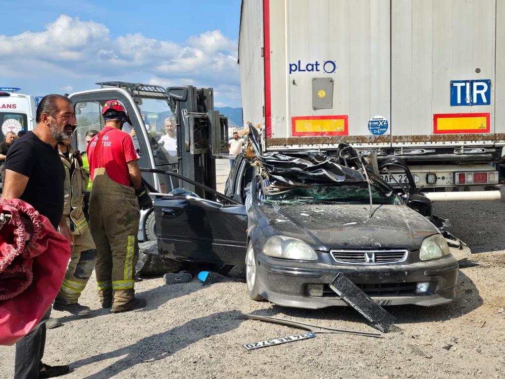 KONTROLDEN ÇIKAN OTOMOBİL TIRIN ALTINA GİRDİ: 2 ÖLÜ