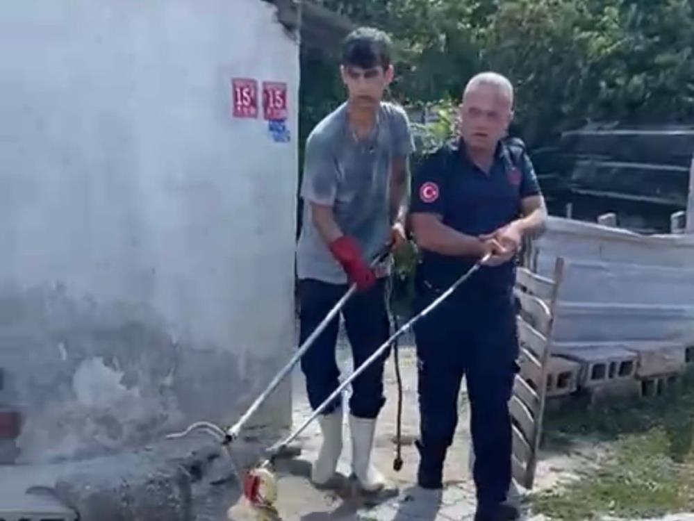 BALIKESİR MANYAS’TA EVE GİREN YILAN İTFAİYECİLER TARAFINDAN ÇIKARILDI