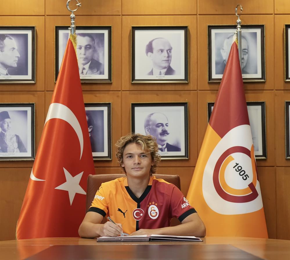 Galatasaray, Efe Akman ile Profesyonel Sözleşme İmzaladı