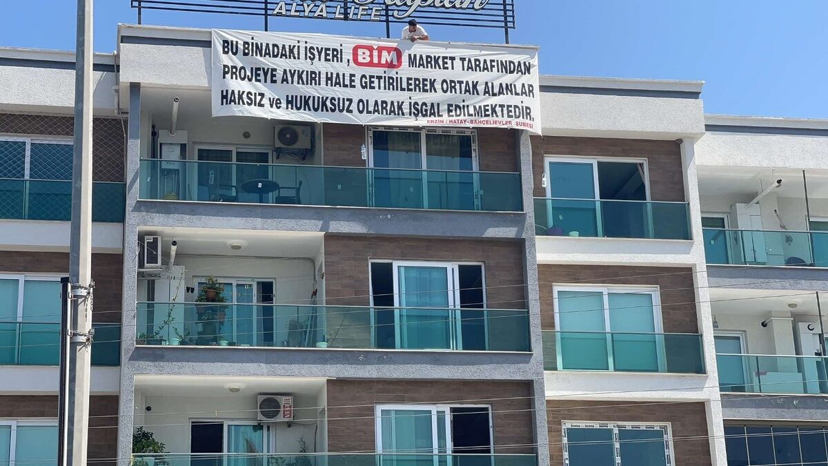 APARTMAN SAKİNLERİNDEN BİM’E PANKARTLI PROTESTO