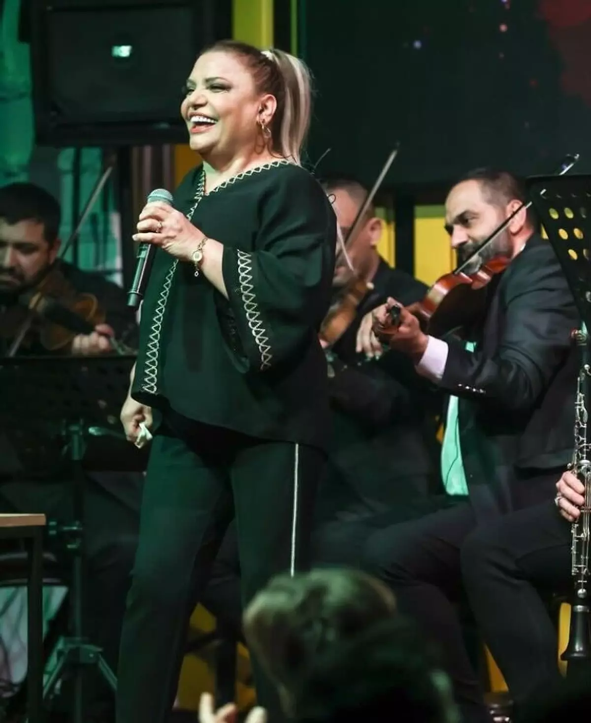 SAHNEDE KENDİNDEN GEÇTİ: KİBARİYE, YÜREKLERİ PARÇALAYAN ”UNUTAMADIM” PERFORMANSIYLA DİKKAT ÇEKTİ