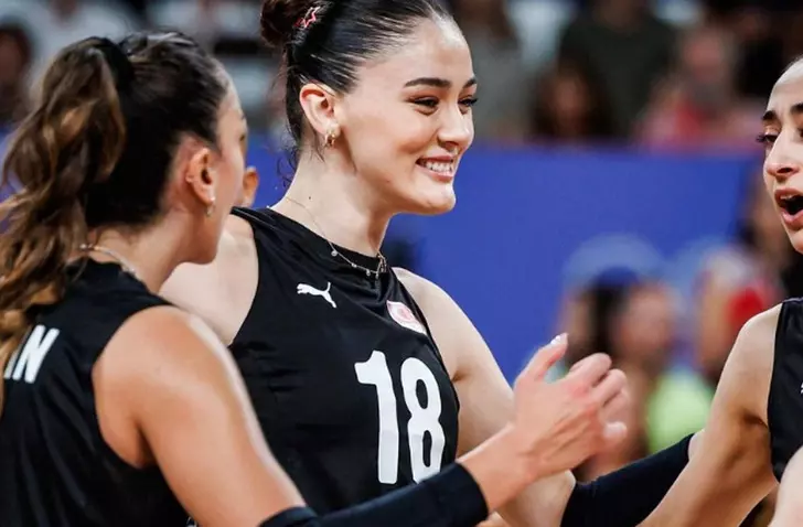 Milli voleybolcu Zehra Güneş,