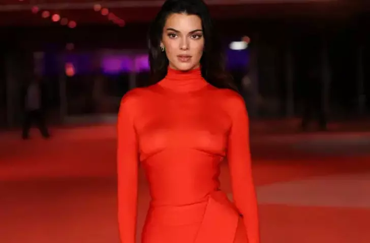 KENDALL JENNER BU SEFER HAYRAN BIRAKTI: TARZIYLA BEĞENİ TOPLADI