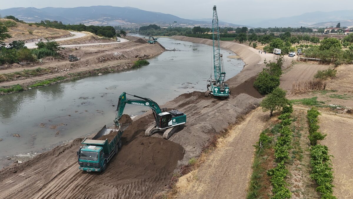 DSİ’nin Kepsut Simav Çayı’ndaki Islah Çalışmaları Sürüyor