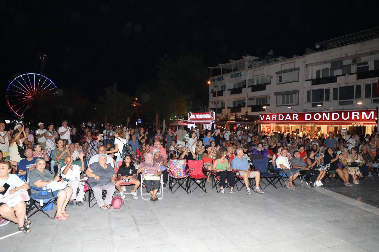 EDREMİT’TE HALK KONSERLERİ COŞKUSU