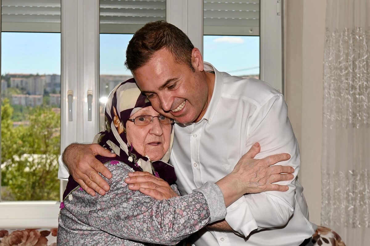 Başkan Ahmet Akın’dan Hacı Bedriye Güngören’e Ziyaret