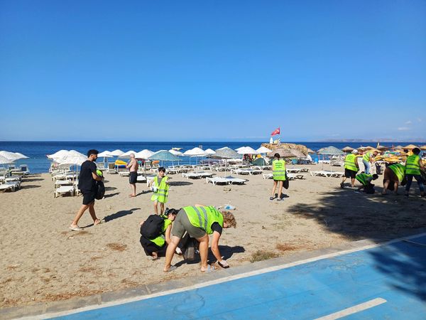 Erdek’te düzenlenen gönüllü sahil