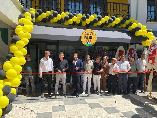 Sındırgı Belediye Başkanı Serkan Sak, Kumsal Market’in açılışını gerçekleştirdi, esnafa